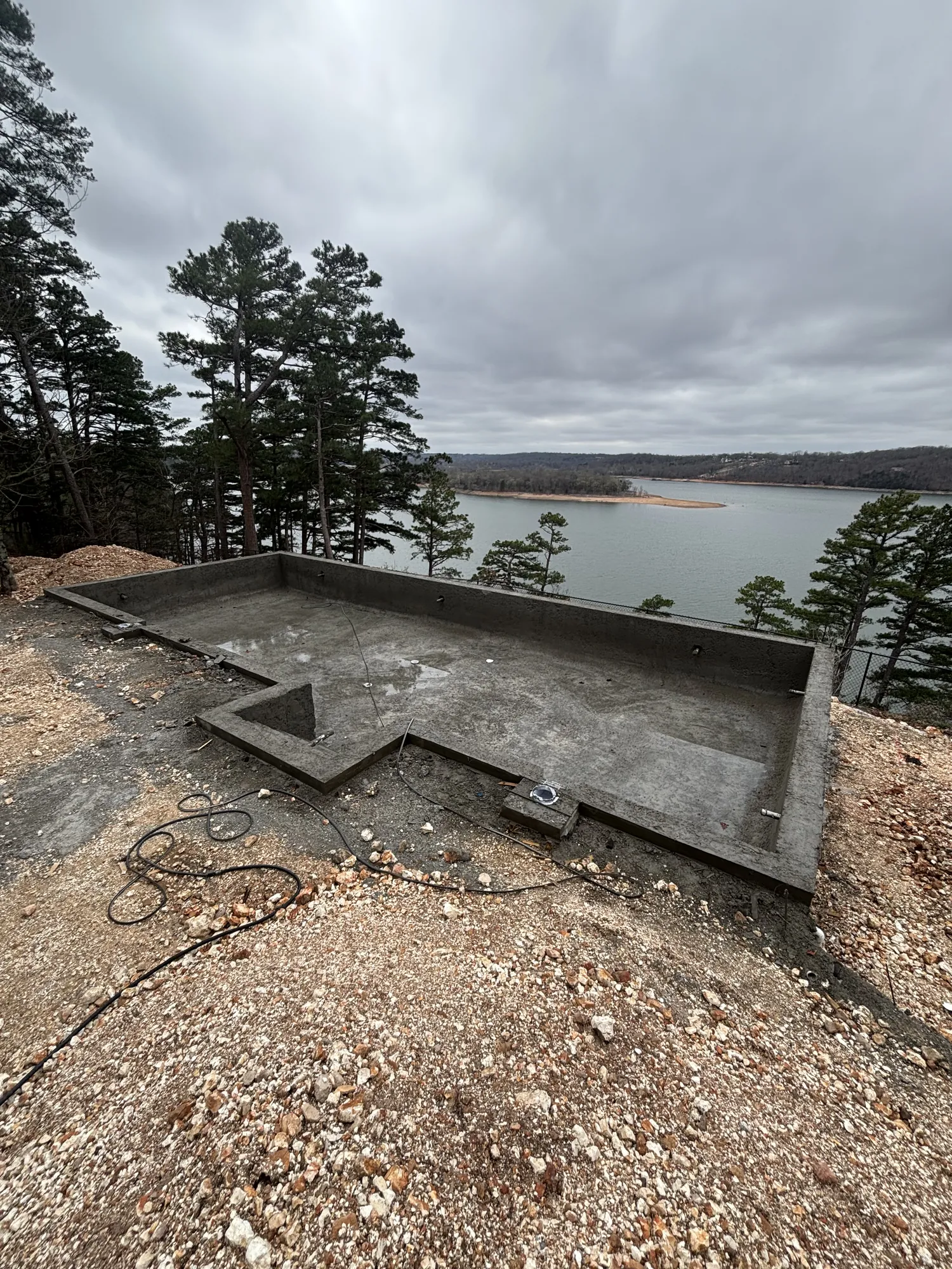 Cliffside infinity pool shell overlooking lake in Northwest Arkansas